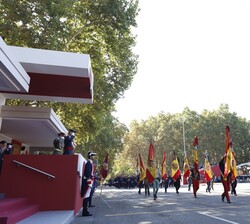 Sus Majestades los Reyes y Su Alteza Real la Princesa de Asturias al paso de las banderas y estandartes nacionales