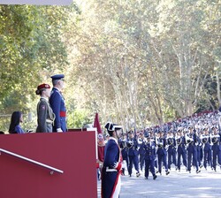Sus Majestades los Reyes y Su Alteza Real la Princesa de Asturias al paso de un batallón de alumnos del Ejército del Aire y del Espacio