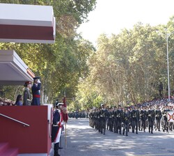 Sus Majestades los Reyes y Su Alteza Real la Princesa de Asturias al paso de un batallón de alumnos de la Academia Central de la Defensa