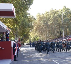 Sus Majestades los Reyes y Su Alteza Real la Princesa de Asturias al paso de un batallón de alumnos de la Guardia Civil