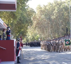 Sus Majestades los Reyes y Su Alteza Real la Princesa de Asturias al paso de un batallón del Ejército de Tierra