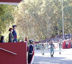 Sus Majestades los Reyes y Su Alteza Real la Princesa de Asturias al paso de los gastadores de la Bandera de Infantería Ligera del TERLEG2
