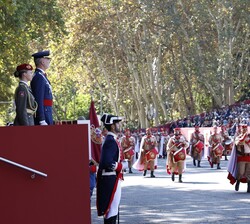 Sus Majestades los Reyes y Su Alteza Real la Princesa de Asturias al paso del Grupo de Regulares de Melilla I/52