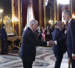 Sus Majestades los Reyes y la Princesa de Asturias reciben el saludo del presidente del Tribunal Constitucional, Cándido Conde Pumpido
