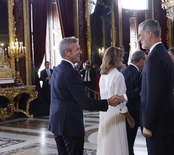 Sus Majestades los Reyes y la Princesa de Asturias reciben el saludo del presidente de la Xunta de Galicia, Alfonso Rueda