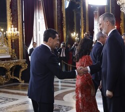 Sus Majestades los Reyes y la Princesa de Asturias reciben el saludo del presidente de la Junta de Andalucía, Juan Manuel Moreno