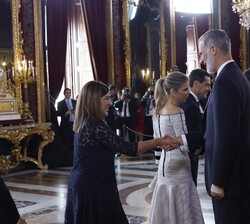 Sus Majestades los Reyes y la Princesa de Asturias reciben el saludo del presidente de la Comunidad Autónoma de Cantabria, María José Sáenz de Buruaga