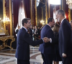 Sus Majestades los Reyes y la Princesa de Asturias reciben el saludo de la presidente de la Comunidad Autónoma de La Rioja, Gonzalo Capellán
