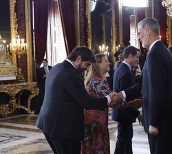 Sus Majestades los Reyes y la Princesa de Asturias reciben el saludo del presidente de la Región de Murcia, Fernando López Miras