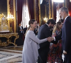 Sus Majestades los Reyes y la Princesa de Asturias reciben el saludo de la presidenta de la Comunidad Autónoma de Islas Baleares, Marga Prohens