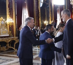 Sus Majestades los Reyes y la Princesa de Asturias reciben el saludo del presidente de la Comunidad de Aragón, Jorge Azcón