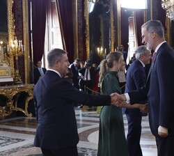 Sus Majestades los Reyes y la Princesa de Asturias reciben el saludo de la presidenta de la Comunidad de Castilla La Mancha, Emiliano García-Page