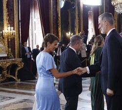 Sus Majestades los Reyes y la Princesa de Asturias reciben el saludo de la presidenta de la Comunidad Foral de Navarra, María Chivite