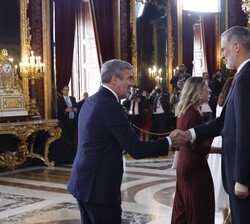 Sus Majestades los Reyes y la Princesa de Asturias reciben el saludo del presidente del Gobierno de Canarias, Fernando Clavijo Batlle