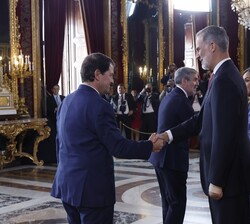 Sus Majestades los Reyes y la Princesa de Asturias reciben el saludo del presidente de la Junta de Castilla y León, Alfonso Fernández Mañueco