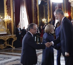 Sus Majestades los Reyes y la Princesa de Asturias reciben el saludo del presidente de la Ciudad Autónoma de Ceuta, Juan Jesús Vivas