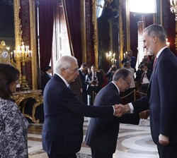 Sus Majestades los Reyes y la Princesa de Asturias reciben el saludo del presidente de la Ciudad Autónoma de Melilla, Juan José Imbroda