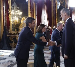 Sus Majestades los Reyes y la Princesa de Asturias reciben el saludo del presidente de la Comunidad Valenciana, Carlos Mazón Guixot