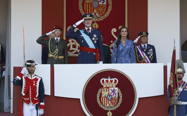 Sus Majestades los Reyes y Su Alteza Real la Princesa de Asturias durante el izado de la Bandera