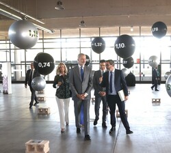 Don Felipe visita la exposición sobre contenidos de los proyectos del Anuario 2023 del Informe COTEC