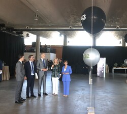 El Rey durante la visita a la exposición
