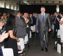 Don Felipe accede al auditorio del Pabellón de Convenciones
