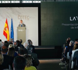 Don Felipe dirige unas palabras a los asistentes al acto