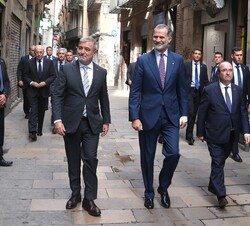 Su Majestad el Rey junto a las autoridades que le recibieron, se dirige al Museo Picasso