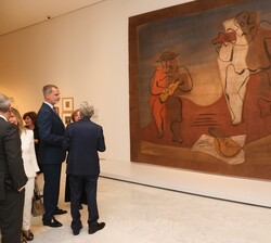 Su Majestad el Rey durante la obra Telón para Mercurio de Pablo Picasso
