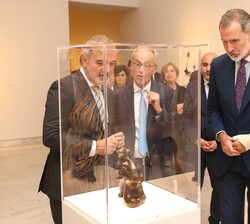 Don Felipe ante una de las esculturas expuesta en la exposición