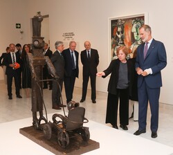 Don Felipe recibe una explicación sobre una de las obras de Pablo Picasso