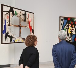 Don Felipe junto a las autoridades que le acompañan durante el recorrido por el Museo Picasso