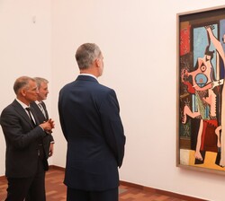 Su Majestad el Rey ante el cuadro de las tres bailarinas de Pablo Picasso