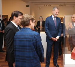 Don Felipe ante una de las esculturas expuesta en la exposición del Museo de la Fundación Joan Miró