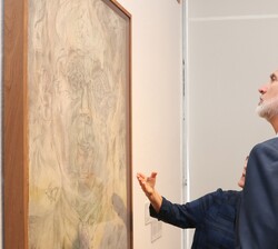 Su Majestad el Rey contempla una de las obras durante su visita
