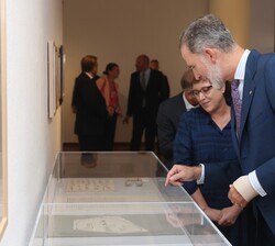 Su Majestad el Rey conversa sobre una de las obras expuestas
