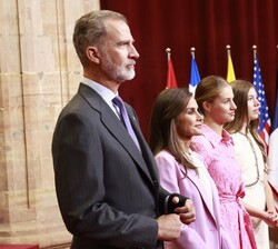 Sus Majestades los Reyes, junto a Sus Altezas Reales la Princesa de Asturias y la Infanta Doña Sofía en la audiencia con los galardonados de los "