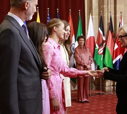Su Alteza Real la Princesa de Asturias entrega la insignia de la Fundación a Meryl Streep, Premio Princesa de Asturias de las Artes 2023