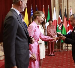 Su Alteza Real la Princesa de Asturias entrega la insignia de la Fundación a Haruki Murakami, Premio Princesa de Asturias de las Letras 2023