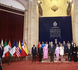 Sus Majestades los Reyes y Sus Altezas Reales la Princesa de Asturias y la Infanta Doña Sofía juntos a los galardonados "Premios Princesa de Astu
