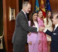 SS.MM. los Reyes y SS.AA.RR. la Princesa de Asturias y la Infanta Doña Sofía reciben el saludo del rector magnífico de la Universidad de Oviedo, Santi
