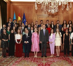 SS.MM. los Reyes y SS.AA.RR. la Princesa de Asturias y la Infanta Doña Sofía junto a los galardonados con los "Premios Fin de Carrera 2022" 