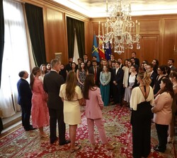 SS.MM. los Reyes y SS.AA.RR. la Princesa de Asturias y la Infanta Doña Sofía conversan con los asistentes a la audiencia