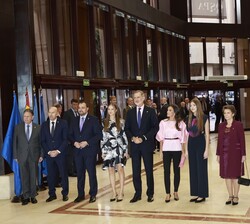 Sus Majestades los Reyes, junto a Sus Altezas Reales la Princesa de Asturias y la Infanta Doña Sofía, a su llegada al Auditorio Palacio de Congresos &