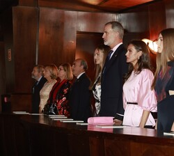Sus Majestades los Reyes y Sus Altezas Reales la Princesa de Asturias y la Infanta doña Sofía ocuparon su lugar en el palco de honor y se interpretó e