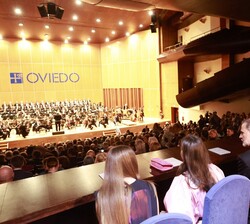 Don Felipe y Doña Letizia y sus hijas, Doña Leonor y Doña Sofía, en el Palco de Honor momentos antes del inicio del concierto de los Premios Princesa 