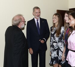 Los Reyes y Sus Altezas Reales la Princesa de Asturias y la Infanta Doña Sofía con el maestro Martyn Brabbins, director del concierto
