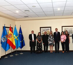Sus Majestades los Reyes, junto a Sus Altezas Reales la Princesa de Asturias y la Infanta Doña Sofía, con los intérpretes del concierto