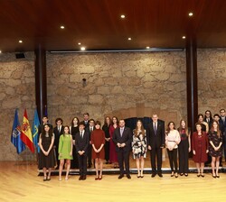 Los Reyes y Sus Altezas Reales la Princesa de Asturias y la Infanta Doña Sofía con integrantes de los Premios Extraordinarios al Rendimiento Académico