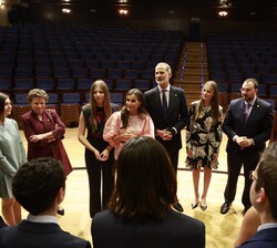 Don Felipe y Doña Letizia y sus hijas, Doña Leonor y Doña Sofía, conversan con los estudiantes